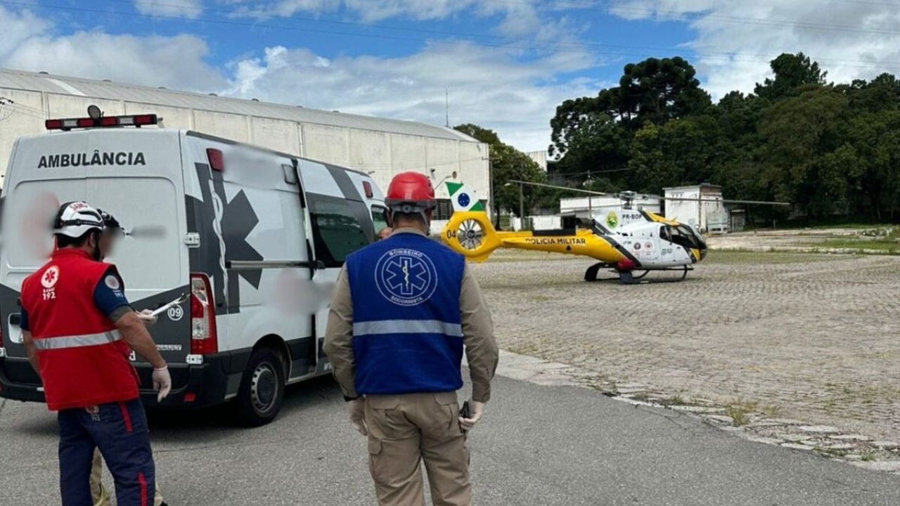 Funcionário sendo resgatado após acidente com motosserra — Foto: Foto: Divulgaçã