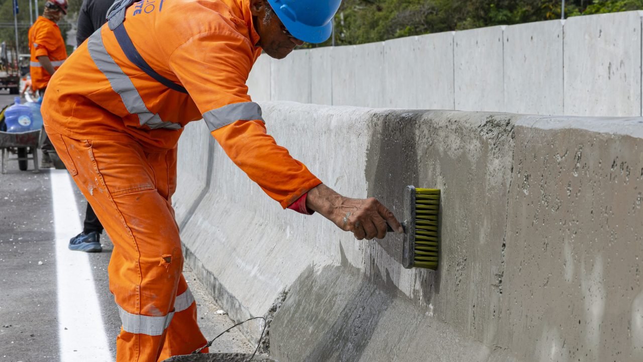 Trabalhadores durante a entrega da estrutura da Ponte de Guaratuba — Foto: Gover