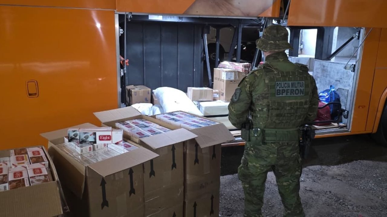 Polícia Militar do Paraná apreende cigarros contrabandeados em ônibus interestadual em Cruzeiro