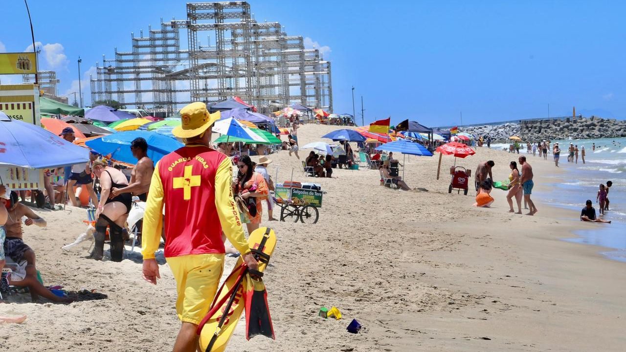 Bombeiros reforçam prevenção no Litoral e registram mais de 18 mil ações no final de semana