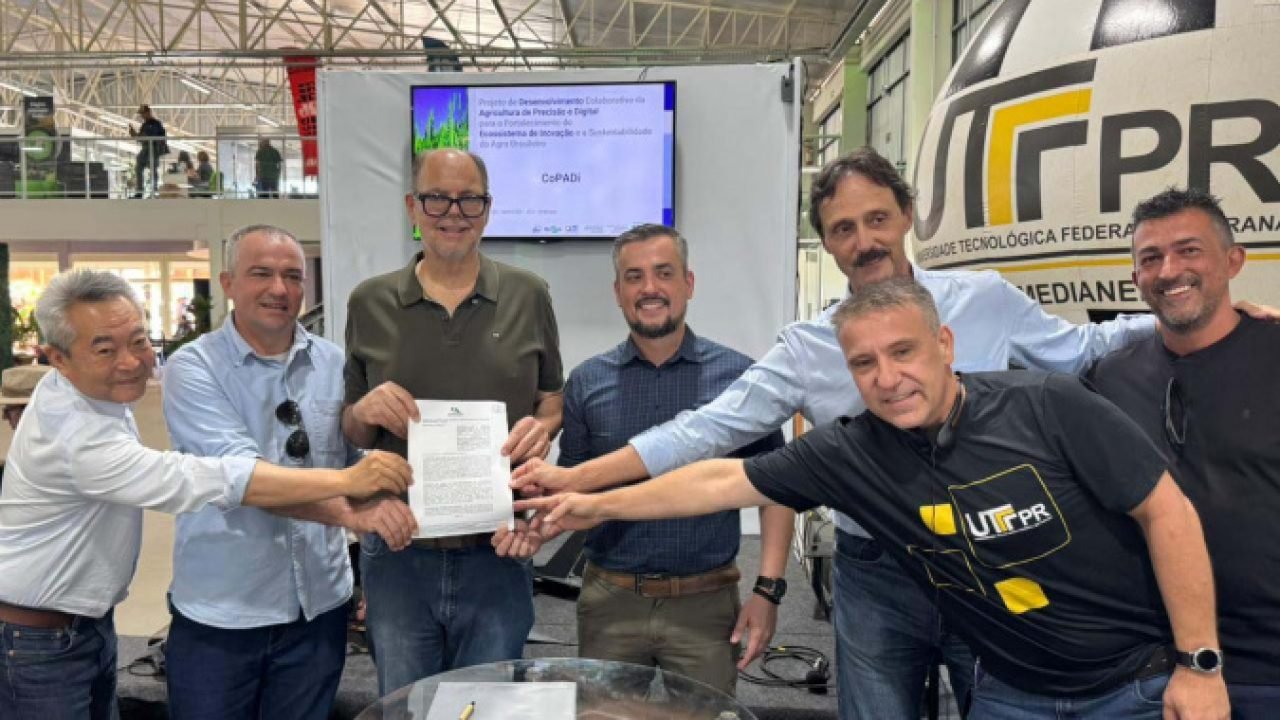 Demonstração de tecnologia agrícola durante evento no Paraná. — Foto: Governo do