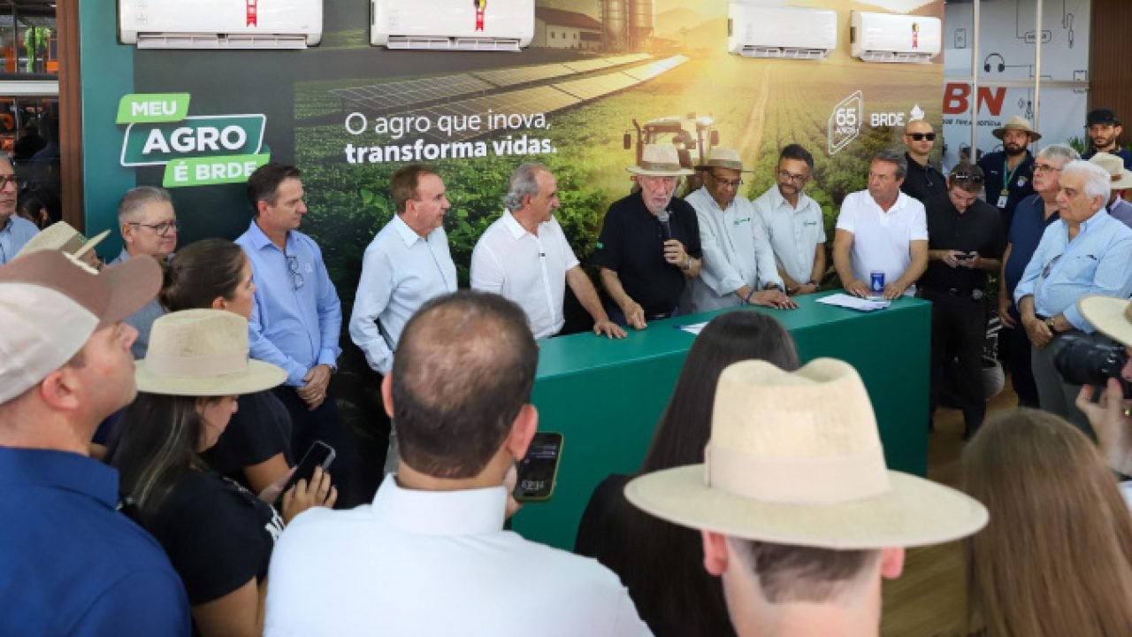Assinatura de convênios do BRDE em Cascavel. — Foto: Governo do Paraná